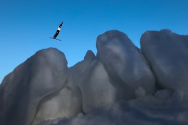 Los Juegos Asiáticos de Invierno, que reúnen a más de 1.000 deportistas pertenecientes a 34 países en la localidad
china de Harbin, han llegado a su ecuador. En la jornada de ayer, el japonés Haruto Igarashi parece insignificante en
comparación con la nieve que aparece en primer término durante la competición de equipos mixtos de esquí acrobático.