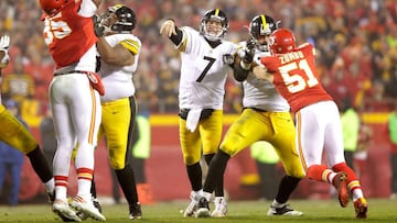 KANSAS CITY, MP - JANUARY 15: Quarterback Ben Roethlisberger #7 of the Pittsburgh Steelers throws a pass over the outstretched arm of defensive end Chris Jones #95 of the Kansas City Chiefs during the second quarter in the AFC Divisional Playoff game at Arrowhead Stadium on January 15, 2017 in Kansas City, Missouri. Jamie Squire/Getty Images/AFP
== FOR NEWSPAPERS, INTERNET, TELCOS & TELEVISION USE ONLY ==