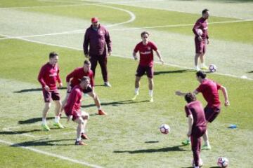 En el entrenamiento pudieron verse las novedades que presentará la lista del Atlético de cara al encuentro ante el Granada.