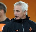 Van Marwijk: "España ha jugado mejor que nosotros, pero perdió un partido"