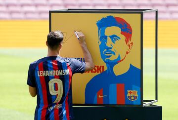 El delantero polaco ha sido presentado en el Camp Nou como nuevo jugador del Fútbol Club Barcelona.