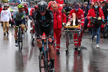 Andrea Vendrame es evacuado tras su caída al terminar la carrera tratando de evitar al ya caído Mark Cavendish.