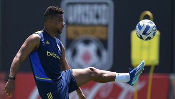 Boca Juniors' Colombian defender Frank Fabra takes part in a training session in Rio de Janeiro, Brazil, on November 1, 2023, ahead of the Libertadores Cup final football match against Brazil's Fluminense. (Photo by Carl DE SOUZA / AFP)