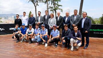 Foto de familia de la presentación del GP de Cataluña de MotoGP con los hermanos Márquez y Aleix Espargaró entre ellos.