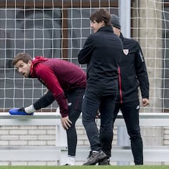 Lezama: Iñigo Martínez se retiró tocado y Yeray hizo los rondos
