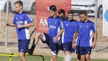 Barrera lidera la fila de jugadores que se dispone a realizar un ejercicio.