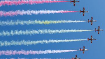 La Patrulla Águila durante el desfile del 12 de octubre de las Fuerzas Armadas.