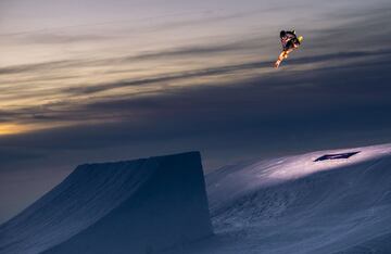 Sesión de saltos al atardecer en el Snowpark Sulayr, en Sierra Nevada, durante el Día de Andalucía 2019.