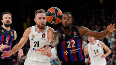 El escolta del Barça Cory Higgins y del Madrid Dzanan Musa luchan un balón durante un partido correspondiente a la fase regular de la EuroLiga de baloncesto.