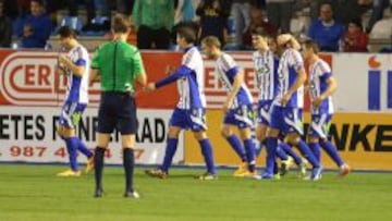 La plantilla de la Ponferradina celebra uno de los goles ante el Mirandés en el partido de Liga Adelante que les enfrentó en El Toralín.