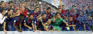Claudio Bravo se despide de Barcelona tapando un penal y ganando la Supercopa