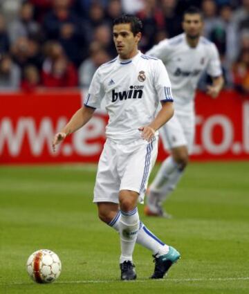 Vistió la camiseta del Real Madrid de 2007 a 2011 y no sería hasta 2012 cuando recaló en el club valenciano