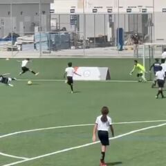 El golazo de superclase del hijo de Santi Cazorla
