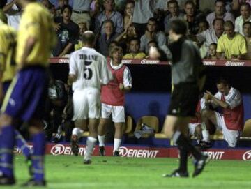 Zidane acaba de marcar el segundo tanto del Madrid. Acude a celebrarlo con Guti, que estaba en el banquillo. Es su cuarto gol en el Madrid y se coloca pichichi provisional junto con Casas y De Lucas...