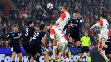 PRAGUE (Czech Republic), 25/11/2025.- Slavia's Tomas Chory (C) in action against Athletic Club's Robert Navarro (C-R) during the UEFA Champions League league phase match between Slavia Praha and Athletic Cub in Prague, Czech Republic, 25 November 2025. (Liga de Campeones, República Checa, Praga) EFE/EPA/MARTIN DIVISEK
