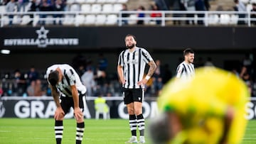 Los jugadores del FC Cartagena, abatidos tras encajar un gol del Deportivo.