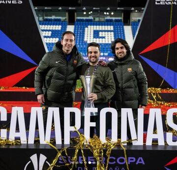 Rafel Navarro, Jonatan Giráldez y Pere Romeu, posando con la Supercopa ganada en Leganés.