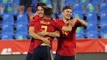 GRAF6212. LEGAN&Eacute;S, 08/06/2021.- El centrocampista de la selecci&oacute;n espa&ntilde;ola sub-21 Juan Miranda (i) celebra con sus compa&ntilde;eros tras marcar el tercer gol ante Lituania, durante el encuentro amistoso que disputan hoy martes en el 