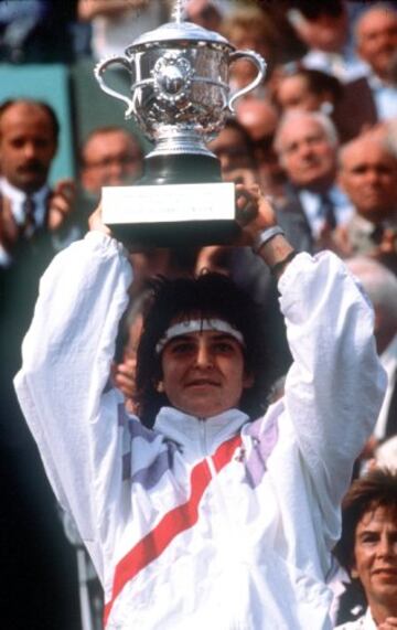 La mejor tenista española de todos los tiempos, ganadora de cuatro torneos de Gran Slam (tres Roland Garros y un Abierto de Estados Unidos), cinco Copas Federación, cuatro medallas olímpicas y que fue número uno mundial en 1995.