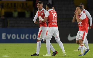 Santa Fe y Deportivo Cali empataron 1-1 en El Campín en el juego de ida de los cuartos de final de la Copa Sudamericana. Ezequiel Palomeque y Wilson Morelo (de penal) fueron los autores de los goles del partido que tuvo la primera aplicación del VAR en Colombia para anular una acción de gol de Arley Rodríguez por fuera de juego.