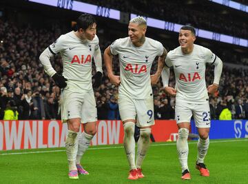 Richarlison, Heung-min Son y Pedro Porro, jugadores del Tottenham, celebran un gol.