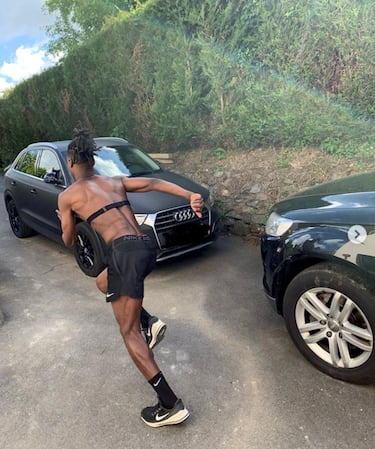 El centrocampista, en la puerta de su casa de Rennes, trabajando durante el confinamiento que ya ha terminado.