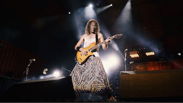 Extremoduro fue una influyente banda española de rock transgresivo, fundada en 1987 por Roberto Iniesta ("Robe") en Plasencia, Extremadura. Lograron un enorme éxito comercial y de crítica, convirtiéndose en un referente cultural con álbumes icónicos como Agila y La Ley Innata, y manteniendo una base de seguidores devotos.