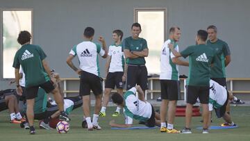 Poyet entrenando al Betis.