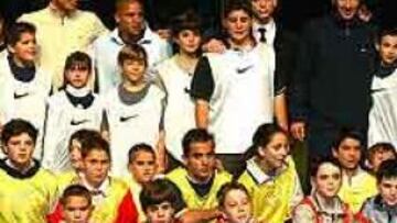 <b>SE LO PASARON EN GRANDE.</b> Los jugadores del Real Madrid Figo, Roberto Carlos y Ronaldo, componentes del equipo 'Os Tornados' creado por Nike, se lo pasaron en grade con una treintena de chavales en la Plaza de Toros de Vistalegre.