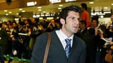 <B>EN TIERRA.</B> Figo a su llegada a Tokio donde el Real Madrid ha sido recibido en el aeropuerto por gran número de aficionados.
