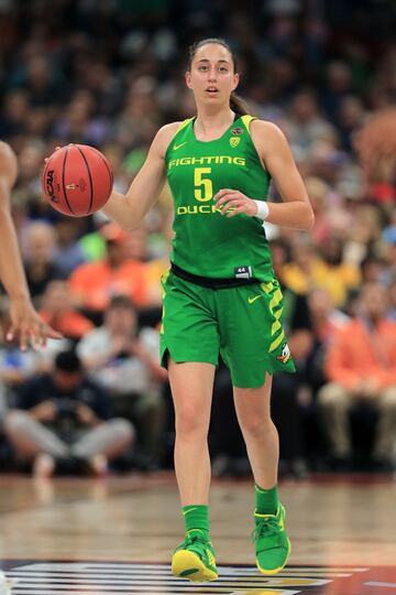 La ahora base del Perfumerías Avenida se convirtió en la primera española en disputar una Final Four de la NCAA en 2019. Lo logró con la Universidad de Oregon y con Sabrina Ionescu (número 1 este verano) en su equipo. Las Atlanta Dream la eligieron con el número 23 en el draft de 2019 y ese mismo verano debutó en la WNBA (3 puntos y 1,6 asistencias en 15,4 minutos). Su intención era volver a Atlanta este verano.