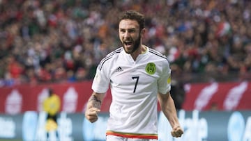 Lay&uacute;n celebra un gol de Chicharito ante Canada