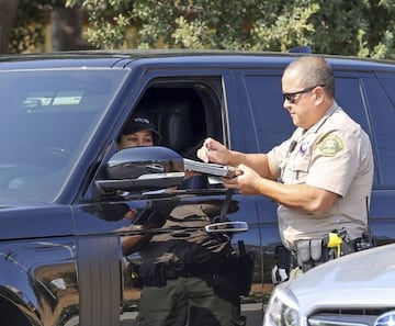 Calabasas, CA - * EXCLUSIVO * - Kourtney Kardashian es detenida por un alguacil por exceso de velocidad en Malibu Canyon en Calabasas. 17 DE AGOSTO DE 2021