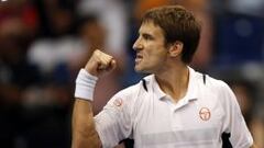 El tenista Tommy Robredo celebra su victoria sobre el estadounidense John Isner.