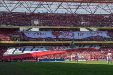 El Toluca celebró su Centenario con una victoria de 1-0 ante el Veracruz, gracias a un cabezazo de Fernando Uribe, en un estadio Nemesio Diez abarrotado y entregado. Pero la victoria no fue el único festejo: los Diablos presentaron su himno conmemorativo de los 100 años, homenajearon a los jugadores que lograron el primer campeonato en la historia del club, en 1967, y dormirán por cinco días como superlíderes del Clausura 2017, con 13 puntos.