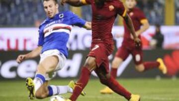 Una acción de Gervinho ante la Sampdoria.