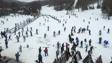 Davis (United States), 30/12/2023.- Skiers crowd Timberline Mountain outside Davis, West Virginia, USA, 30 December 2023. In 2019, the Perfect family of Indiana purchased the once-struggling ski resort in a bankruptcy auction. After a 15 million US dollar makeover, including the installation of 75 snow guns, the resort is once again teeming with visitors. EFE/EPA/JIM LO SCALZO
