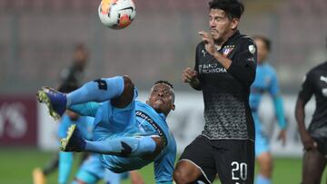 JJPANA3962. LIMA (PERÚ), 15/09/2020.- El jugador de Binacional Camilo Mancilla (i) disputa un balón con Christian Cruz de LDU Quito hoy, en un partido del grupo C de la Copa Libertadores entre Deportivo Binacional y LDU Quito en el estadio N