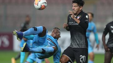 JJPANA3962. LIMA (PER&Uacute;), 15/09/2020.- El jugador de Binacional Camilo Mancilla (i) disputa un bal&oacute;n con Christian Cruz de LDU Quito hoy, en un partido del grupo C de la Copa Libertadores entre Deportivo Binacional y LDU Quito en el estadio N