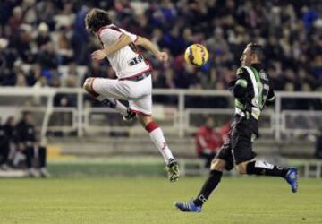 El centrocampista del Rayo Raúl Baena despeja el balón ante el centrocampista del Córdoba Abel Gómez.