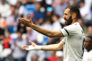 La ocasi¨®n m¨¢s clara del Real Madrid de la primera mitad de juego vino de las botas de Benzema. Tras un error defensivo de Francis que aprovech¨® Benzema para hacerse con el bal¨®n dentro del ¨¢rea. Su disparo lo repeli¨® el poste.