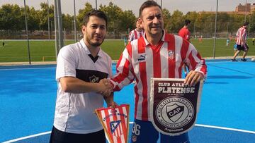 Luis Fernando, presidente de La Flor de Entrevías, en el intercambio de banderas con el partido de hermanamiento contra los Platenses, uno de los actos de su 50 aniversario.