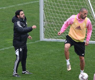 David Gallego nuevo entrenador de la Ponferradina y Yuri da Souza en el primer entrenamiento del técnico con los bercianos.