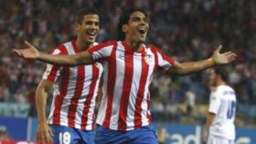 <b>ÍDOLO. </b>Falcao, perseguido por Domínguez, celebra uno de los goles conseguidos ante el Sporting,