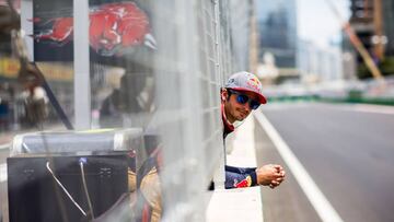 Sainz en el muro de Bak&uacute;.