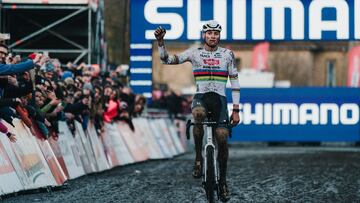 Van der Poel sigue imparable con un podio estelar en Gavere