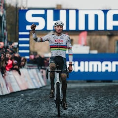 Van der Poel sigue imparable con un podio estelar en Gavere