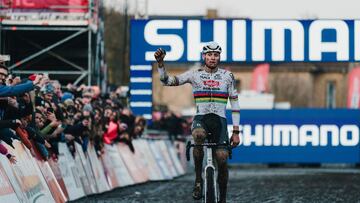 Van der Poel sigue imparable con un podio estelar en Gavere