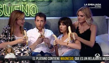 Amaia Salamanca y Corber se comen un pltano en la cama