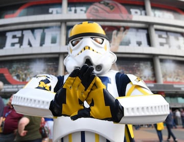 Seguidor de los Michigan, disfrazado de stormtrooper, en los alrededores del estadio antes del comienzo de la gran final del baloncesto universitario de los Estados Unidos.